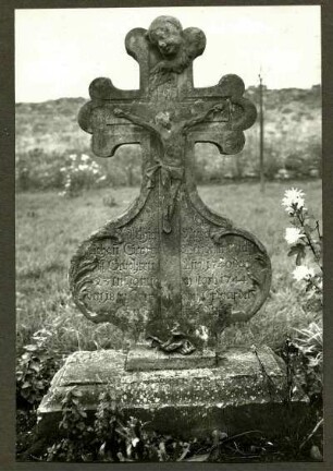 Friedhof. Grabkreuz des Johann Georg Wendelin Nick, +1744