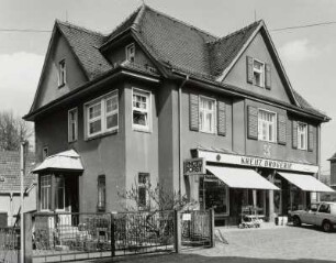 Ottendorf-Okrilla, Wohn- und Geschäftshaus : Ottendorf-Okrilla. Wohnhaus mit Laden (Kreuz-Drogerie), Mühlstraße 7. Straßenansicht