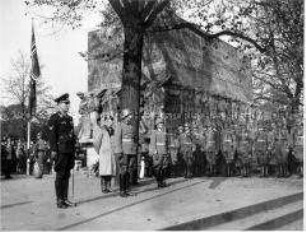 Apell der Wehrmacht vor dem Kriegerdenkmal in Hamburg-Dammtor
