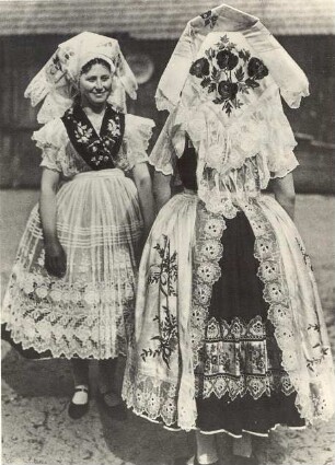 Niedersorbische Festtagstracht aus Heinersbrück : Kleidung - niedersorbische Tracht. Ort: Móst / Heinersbrück. Niedersorbische Festtagstracht aus Heinersbrück.