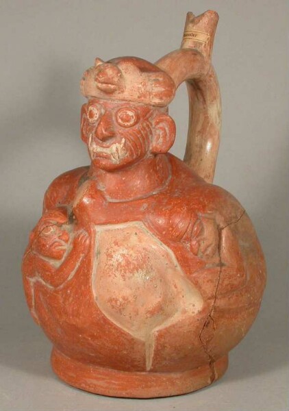 Applikation: anthropo-zoomorphe Figur; Relief: anthropomorphe Figuren