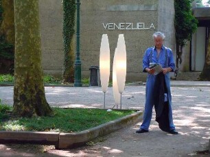 Venedig - Besucher der Biennale : Ein Besucher steht vor dem Pavillon von Venezuela auf der Biennale von Venedig. Aufgenommen am 6. August 2011