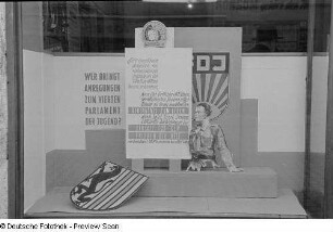 Sichtwerbung zum IV. Parlament der FDJ im Schaufenster der Konsum-Verkaufsstelle Carl-Goerdeler-Straße
