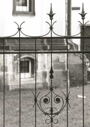 Dresden-Neustadt, Louis-Braille-Straße 8 / Arndtstraße 9. Doppelwohnhaus (Wohnhaus von Ludwig Renn; um 1900). Detail der Einfriedung (Arndtstraße 9)