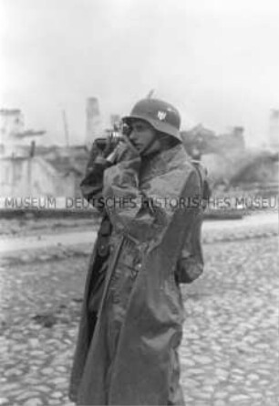 Gerhard Gronefeld (mit Stahlhelm) fotografiert in Jasionowka