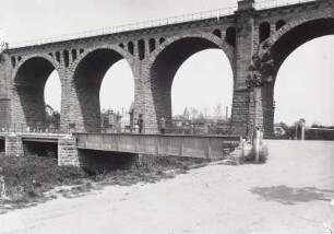 Stadtilm, Eisenbahnviadukt : Stadtilm. Eisenbahnviadukt über die Ilm. Teilansicht mit Straßenbrücke (Massiv- und genietete Stahlüberbauten)