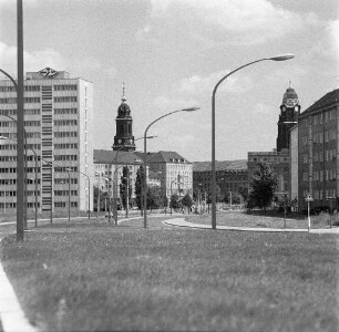 Dresden, Budapester Straße. Blick gegen Datenverarbeitungszentrum, Turm der Kreuzkirche und Rathaus mit Turm
