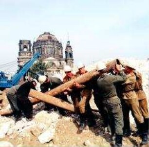 Sowjetische Soldaten beseitigen Fundamente des Berliner Stadtschlosses für den Bau des Palastes der Republik
