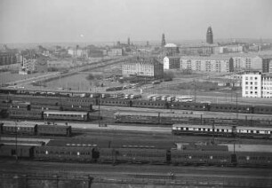 Dresden. Blick von der Hochschule für Verkehrswesen über das Schienengelände des Hauptbahnhofs nach Norden zur Prager Straße