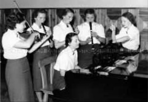 Arbeitsmaiden des Reichsarbeitsdienstes beim Musizieren, Musik: Flöten, Geige, Flügel