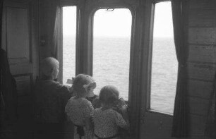 Hindenburgdamm: Kinder am Fenster des Zuges