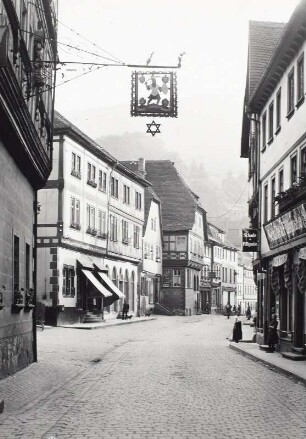 Wirtshausausleger vom "Hotel zum Riesen" : Straßenansicht mit Wirtshausausleger vom "Hotel zum Riesen"