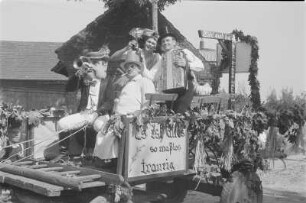 Hahnrupfen in Jänschwalde. Festumzug. : Łapanje kokota w Janšojcach. Swjedźenski ćah.