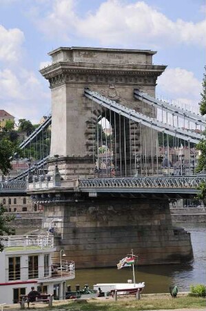 Budapest - Die historische Kettenbrücke : Blick auf die historische Kettenbrücke. Aufgenommen in der City von Budapest am 13. Juni 2011