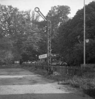 Dresden-Altstadt. Großer Garten. Ausflug mit der Pioniereisenbahn. Signal und einfahrender Zug