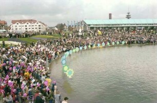Freiburg: Eröffnung der Landesgartenschau, Publikum am See, vom Türmchen