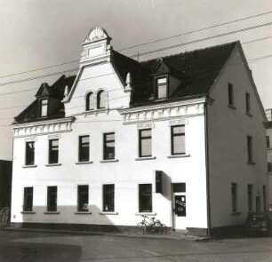Böhlen-Großdeuben, Zehmener Straße 4. Wohnhaus (um 1895). Eckansicht
