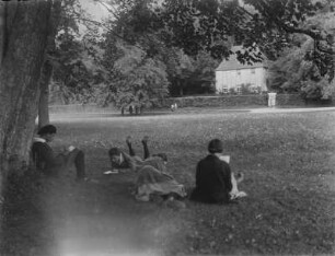 Schüler lesen auf einer Wiese vor Goethes Gartenhaus