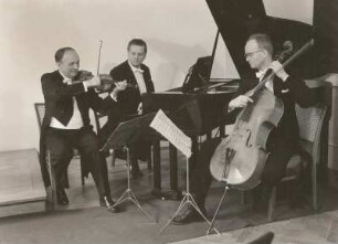 Willibald-Roth-Trio mit Willibald Roth (Violine), Prof. Berge (Flügel) und Ernst-Ludwig Hammer (Violoncello)