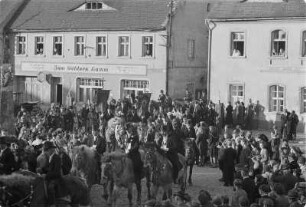 Osterreiter in Wittichenau. Osterritt in der Stadt. : Křižerjo w Kulowje. Procesion přez město.