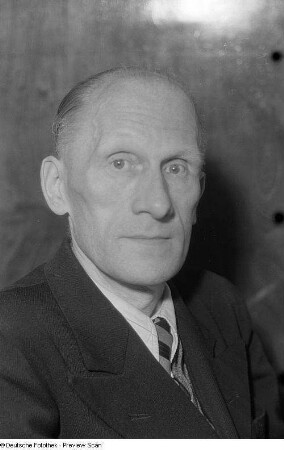 Porträtaufnahmen des SED-Politikers Heinrich Acker, von 1946-1948 2. Bürgermeister von Berlin