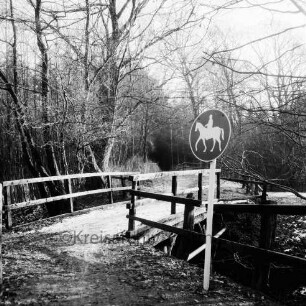 Rade: Rader Forst: Sielbek: Reitweg und Wanderweg mit Brücke: vorn rechts Verkehrsschild: hinten Bäume