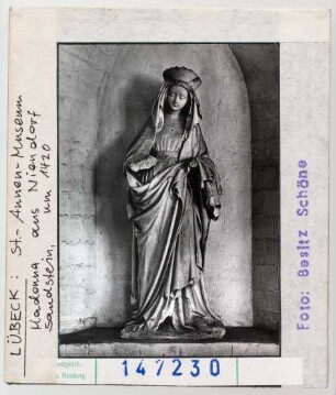 Lübeck, St. Annen-Museum: Madonna aus Niendorf. Um 1420