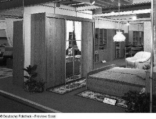 Schlafzimmer (Modell T 21 softline) : Ausstellungskoje des VEB Möbelkombinat Zeulenroda-Triebes (ZEUTRIE) mit Schlafzimmer (Modell T 21 softline)