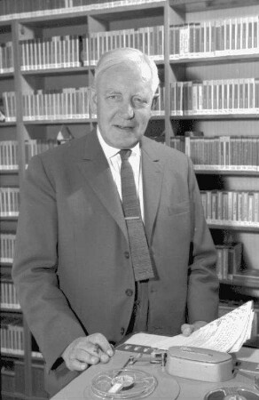 Prof. Dr. Johannes Künzig; am Tonbandgerät