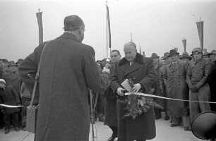 Freigabe der neuen Autobahnteilstrecke Ettlingen/Seehof - Bruchhausen durch Bundesverkehrsminister Seebohm.