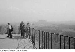 Renate Rössing auf dem Aussichtspunkt auf der Bastei