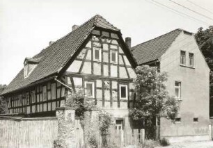 Breunsdorf. Bauernhof, Nr. 28, und Gehöft, Nr. 29 (um 1800). Straßenansicht der Seitengebäude. Zustand nach Freizug für Kohleabbau