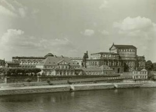 Dresden, Blick von der Georgi-Dimitroff-Brücke (Augustusbrücke) auf den Theaterplatz