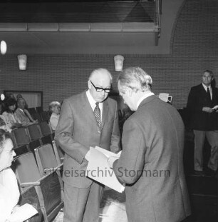 Realschule [später Alfred-Rust-Realschule]: Wulfsdorfer Weg: Direktor Willi Schwark: Verabschiedung: Festhalle: Kreisschulrat Wilhelm Strech überreicht Urkunde des Kultusministers