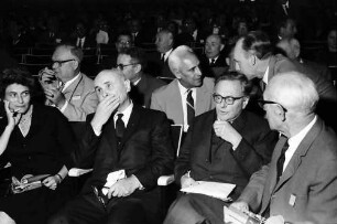 16. Tagung 1966 Mediziner; Im Vortragsaal: Frau Cournand, André F. Cournand, Sir Hans A. Krebs, Sir John C. Eccles; 2. Reihe: Werner Forßmann, Tadeus Reichstein, Severo Ochoa, ?
