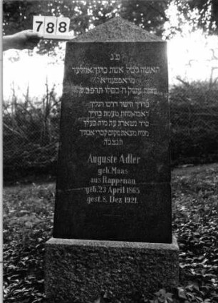 Grabstein 788 (Index: 99802286) Material: Granit, poliert Zustand: Stele gebrochen Maße HxBxT: 150x52x18 cm Beschreibung: Sockel mit obeliskenartiger Stele Besonderheit: Endreim: Grabstein 788