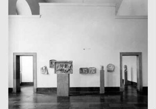 Aufstellung der Antikensammlung im Pergamonmuseum, Nordflügel, Griechische Weihreliefs