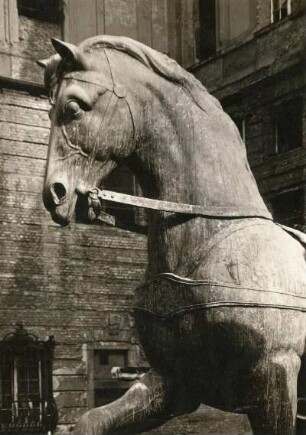 Berlin. Quadriga vom Brandenburger Tor, Ausschnitt Vorderteil eines Pferdes (1789, G. Schadow; 1958)