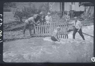 Das Hochwasser im Schwarzwassertal vom 6.07.1931. Mitglieder des Roten Frontkämpferbundes (RFB) beim Beseitigen der Schäden : Das Hochwasser im Schwarzwassertal vom 6.07.1931
