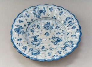 Blau bemalte Schüssel mit geschweiftem blauem Rand