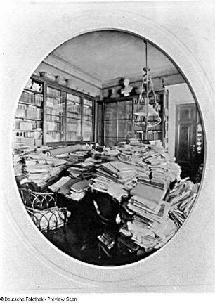 Schulz (Fotograf): Virchow's Arbeitszimmer. Berlin, um 1900. Papier auf Karton; ca. 18 x 13 cm