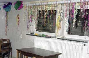 Partykeller mit Luftschlangen