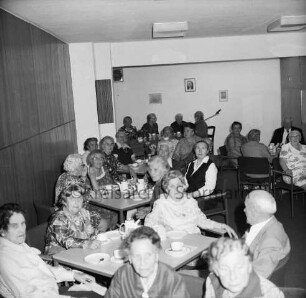 Altentagesstätte der Arbeiterwohlfahrt (AWO): Weinhude: Einweihung: Senioren an Tischen mit Kaffee und Kuchen