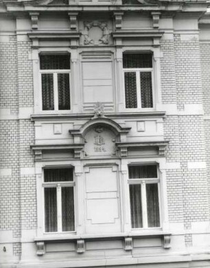 Markneukirchen, Schulstraße 4. Villa (1894). Erdgeschoß- und Obergeschoßfenster