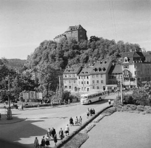 Greiz. Stadtansicht mit Oberem Schloß auf dem Schloßberg. Blick über die Friedensbrücke (Straßenbrücke über die Weiße Elster) nach Nordwest