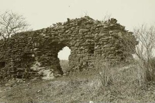 Dohna. Burg Dohna (die berühmte Feste der Burggrafen zu Dohna wurde 1402 von dem Markgrafen Wilhelm von Meißen erobert und mit Hilfe von Bergleuten geschleift). Teilansicht