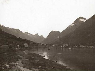 Norwegen. Olden am Innvikfjord am Eingang des Oldendals (rechts Store Cecilienkrona, 1715 m)