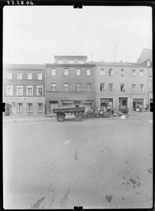 Torgau, Breite Straße 17/15. Wohnhäuser mit Läden. Straßenfront