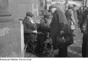 Straßenmusiker und Passanten