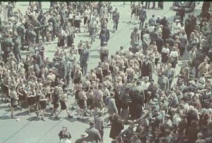 München. Aufmarsch deutscher und italienischer Faschisten. Ansicht mit Gruppe von Hiltlerjungen und Zuschauern
